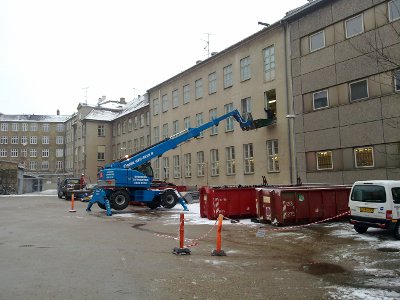Nedrivning af telefoncentral fra 2. sal i bagg�rd