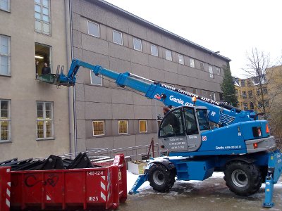 Nedrivning af telefoncentral fra 2. sal i bagg�rd