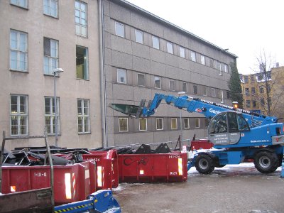Nedrivning af telefoncentral fra 2. sal i bagg�rd