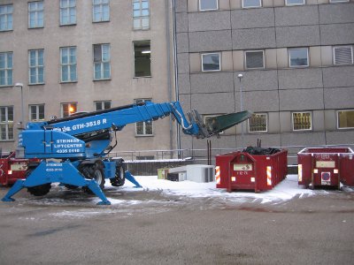 Nedrivning af telefoncentral fra 2. sal i bagg�rd