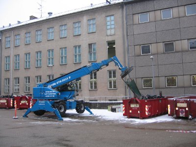 Nedrivning af telefoncentral fra 2. sal i bagg�rd
