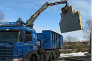 Lastbil med kran og grab
